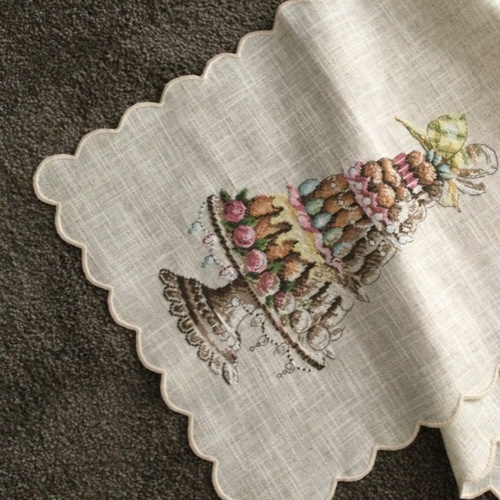 アンティーク イタリア ホームスパンリネン クロスステッチ刺繍 スカラップクロス LINNET Store: LINNETのリネンでのクロスステッチ刺繍のサンプル写真