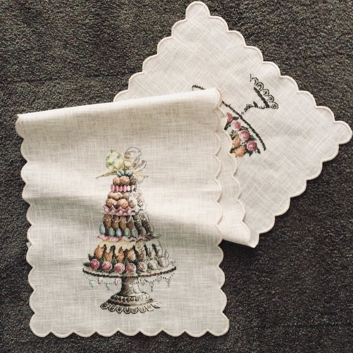 アンティーク イタリア ホームスパンリネン クロスステッチ刺繍 スカラップクロス LINNET Store: LINNETのリネンでのクロスステッチ刺繍のサンプル写真