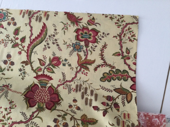 Sajou fabric エキゾチックな花柄　motif 8 on tea base 2枚目の画像