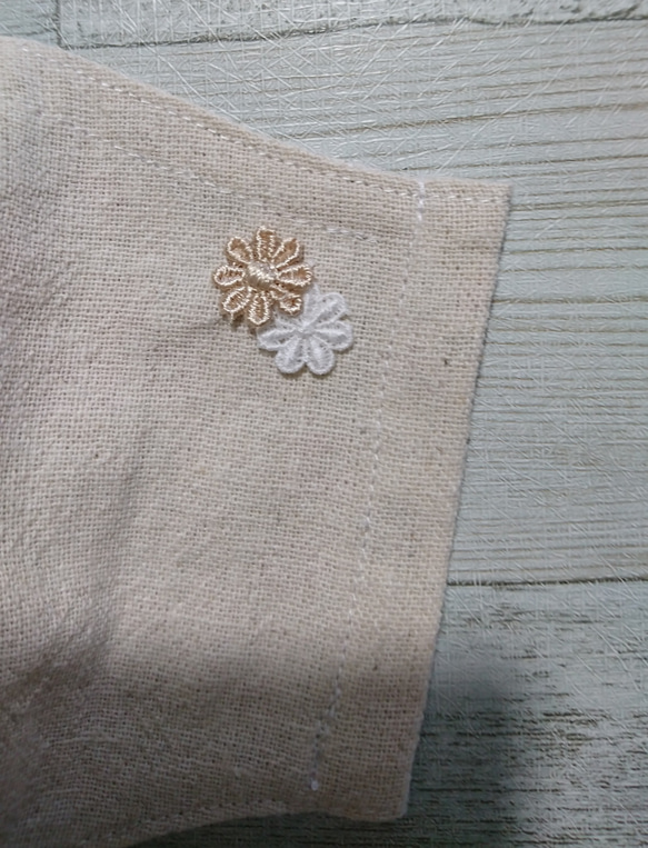 花のワンポイント モチーフ付きの綿麻生地マスク 4枚目の画像