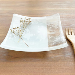 「層雲」白色とマーブルの四角いお皿　ガラス皿　食器　ガラス工芸　プレート　白い皿　ギフト 2枚目の画像