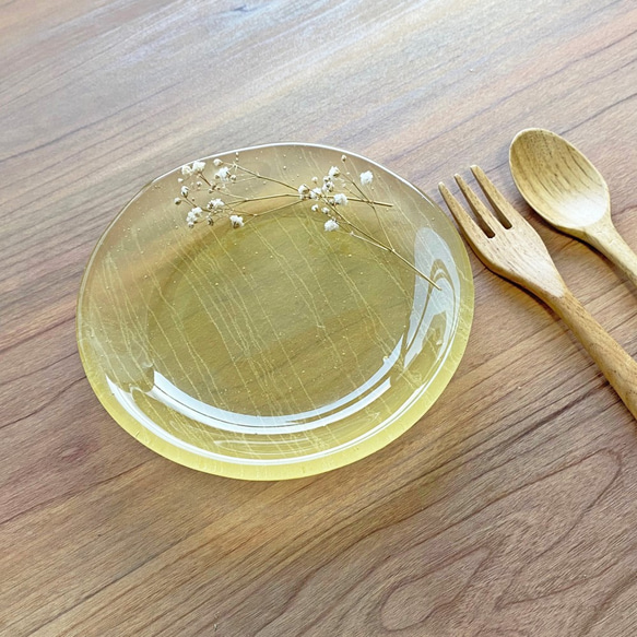 黄金色の空を映す水たまり」丸いガラス皿（マット仕上げ） ガラス工芸