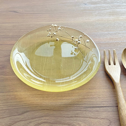 黄金色の空を映す水たまり」丸いガラス皿（マット仕上げ） ガラス工芸