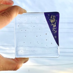 「水の中の銀河」　銀箔を濃い紫色のガラスに閉じ込めた小皿 4枚目の画像
