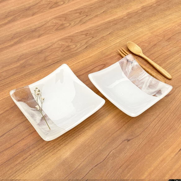 「層雲」(1枚）白色とマーブルの四角い取り皿　お皿　ガラス皿　食器　ガラス工芸　プレート　白い皿　ギフト 3枚目の画像