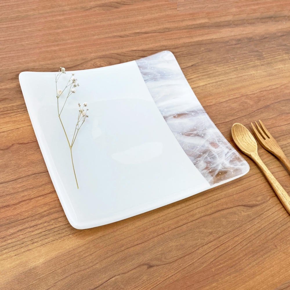 「層雲」(20×20cm）白色とマーブルの四角い少し大き目のお皿　ガラス皿　食器　ガラス工芸　プレート　白い皿　ギフト