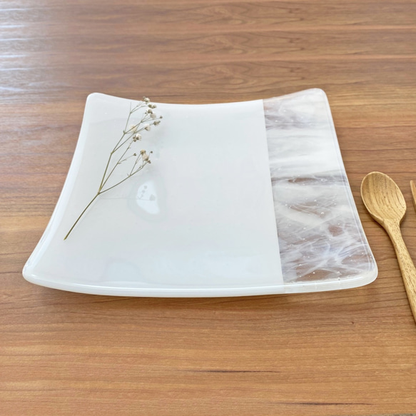 「層雲」(20×20cm）白色とマーブルの四角い少し大き目のお皿　ガラス皿　食器　ガラス工芸　プレート　白い皿　ギフト 2枚目の画像