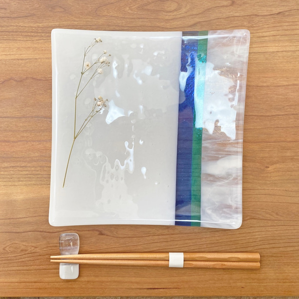 「層雲-明ける青-」（20×20cm）白色とマーブルと春空色のガラス皿　プレート　お皿　ギフト　食器　ガラス工芸 3枚目の画像