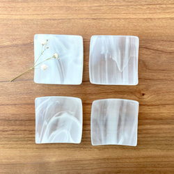 「雪解け」（4枚セット）箸置きに使える白いマーブルガラスの小皿・薬味皿・豆皿 4枚目の画像