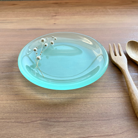 新緑を映す水たまり 丸いガラス皿 青緑色 食器 お皿 小皿 h+ 通販