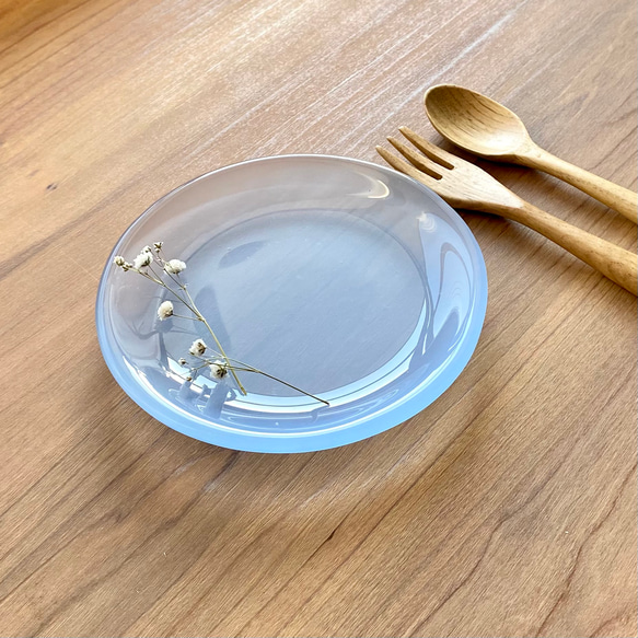 「空色を映す水たまりM」丸いガラス皿（マット仕上げ）　　ガラス工芸　食器　小物置き　小皿　プレート　お皿　ギフト 1枚目の画像
