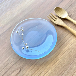 空色を映す水たまりS」丸いガラス皿（マット仕上げ） ガラス工芸 食器