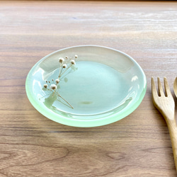 若草色を映す水たまり2　丸いガラス皿　食器　プレート ガラス工芸 1枚目の画像
