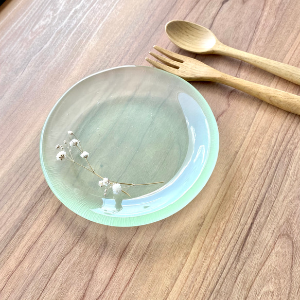 若草色を映す水たまり2　丸いガラス皿　食器　プレート ガラス工芸 2枚目の画像