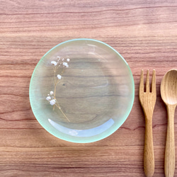 若草色を映す水たまり2　丸いガラス皿　食器　プレート ガラス工芸 3枚目の画像