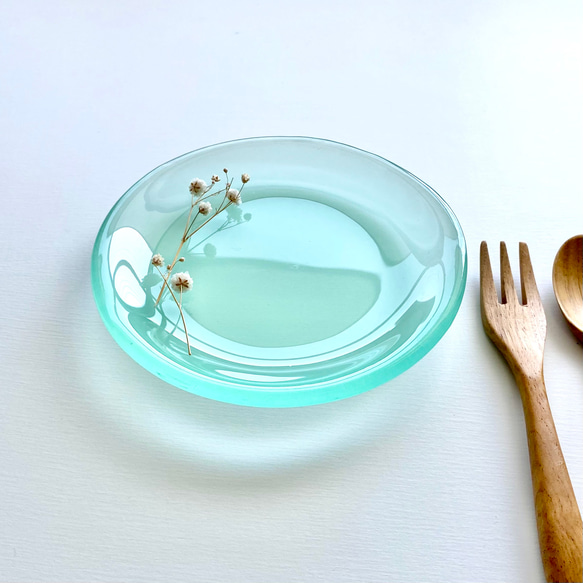 夏の深緑を映す水たまり　丸いガラス皿　青緑色　食器　お皿 6枚目の画像