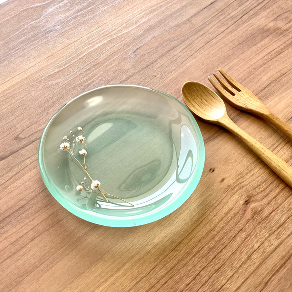 夏の深緑を映す水たまり　丸いガラス皿　青緑色　食器　お皿 8枚目の画像