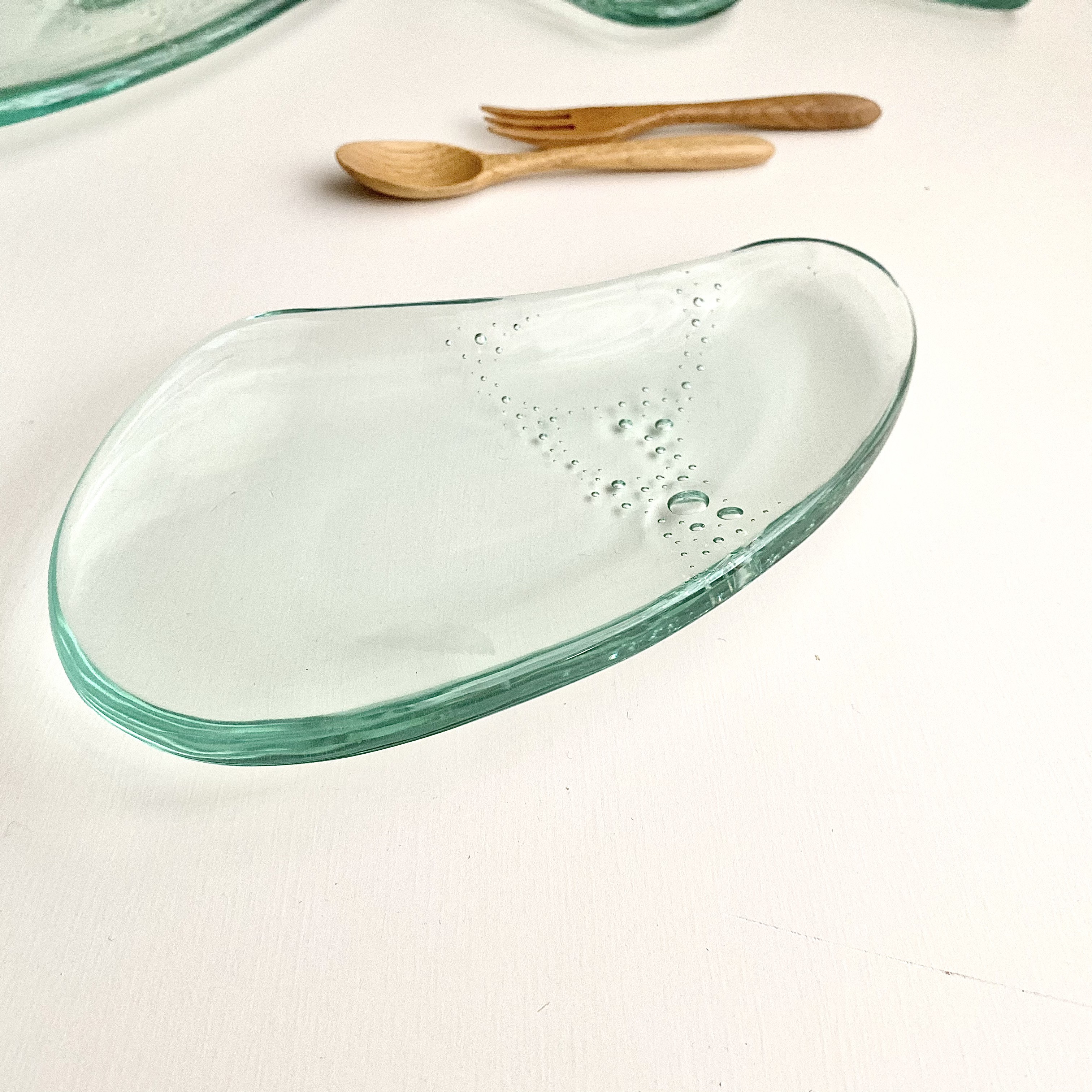 サブロウ　ガラス　器　お皿　ピンク　みず　水色　角皿　中 サブロウ ガラス 器 お皿 ピンク みず 水色 角皿 中 - メルカリ