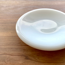 「冬空を漂う雲を映す水たまり」白色の丸いガラス皿　食器　ガラス 4枚目の画像