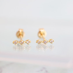 18K diamonds tiny stud earrings・星に願いを・ 1枚目の画像