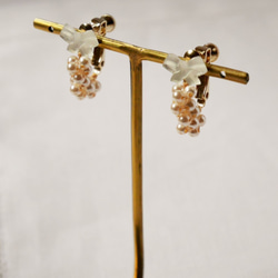 ヴィンテージガラスのリボンとスワロフスキーパールのイヤリング 3枚目の画像