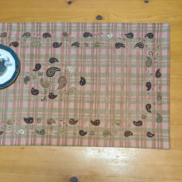 草木染め くり抜き刺しゅうのテーブルセンター　茶葉と茜 3枚目の画像