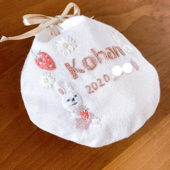 【お名前刺繍の丸い巾着,うさぎと苺】名入れ/フルオーダー/ご希望イメージを元に刺繍/出産祝い,誕生日/へその緒,赤ちゃん 2枚目の画像