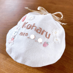 【お名前刺繍の丸い巾着,うさぎと苺】名入れ/フルオーダー/ご希望イメージを元に刺繍/出産祝い,誕生日/へその緒,赤ちゃん 3枚目の画像