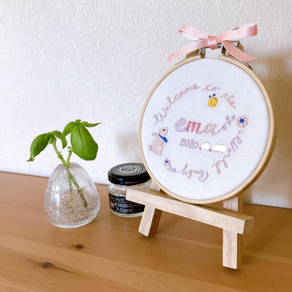 ≪セミオーダーで叶える ちょっぴり贅沢な手刺繍バースボード≫うさぎと花モチーフ、蝶、英文 5枚目の画像