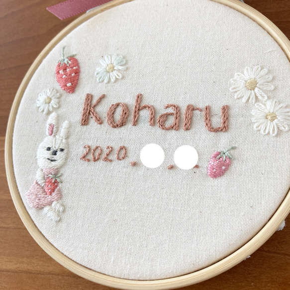 ≪セミオーダーで叶える ちょっぴり贅沢な手刺繍バースボード≫うさぎ，苺，花 4枚目の画像