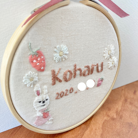 ≪セミオーダーで叶える ちょっぴり贅沢な手刺繍バースボード≫うさぎ，苺，花 5枚目の画像