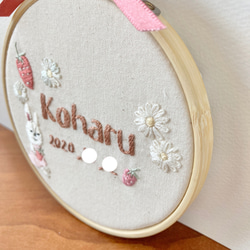 ≪セミオーダーで叶える ちょっぴり贅沢な手刺繍バースボード≫うさぎ，苺，花 6枚目の画像