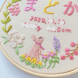 ≪セミオーダーで叶える ちょっぴり贅沢な手刺繍バースボード≫秋の木花とうさぎ,小鳥/ナナカマド,誕生花,秋生まれ 8枚目の画像