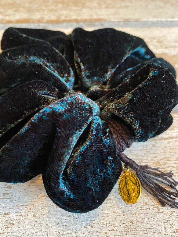 ♻︎AQ ETHICAL UPCYCLE HAIR ACCESSORIES ‖VELVET SCRUNCHIE シュシュ 4枚目の画像