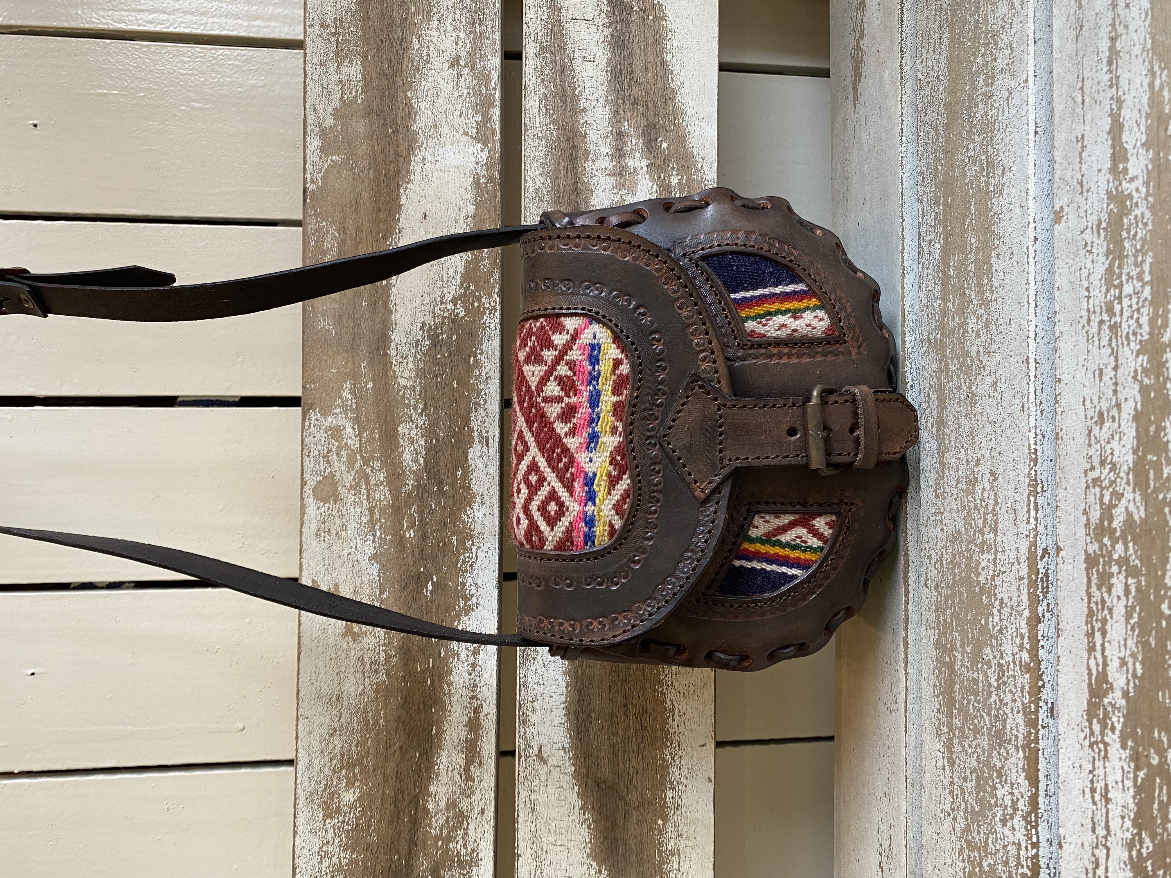 レザーサコッシュ ブラック 羊皮 ハンドメイド 揺るぎなく 