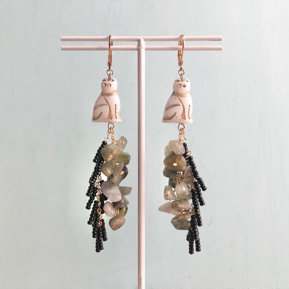 【Creema限定】ごろり天然石のsharara耳飾り（白猫／ラブラドライト） 4,400円