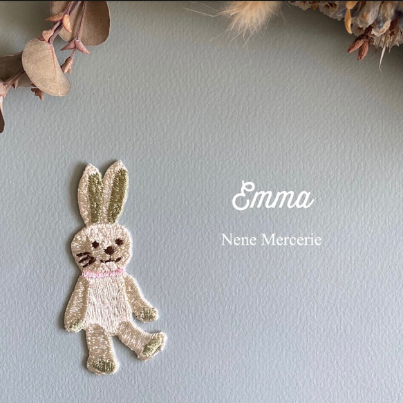 うさぎのEmma（エマ）ちゃん/刺繍アイロンワッペン 1枚目の画像