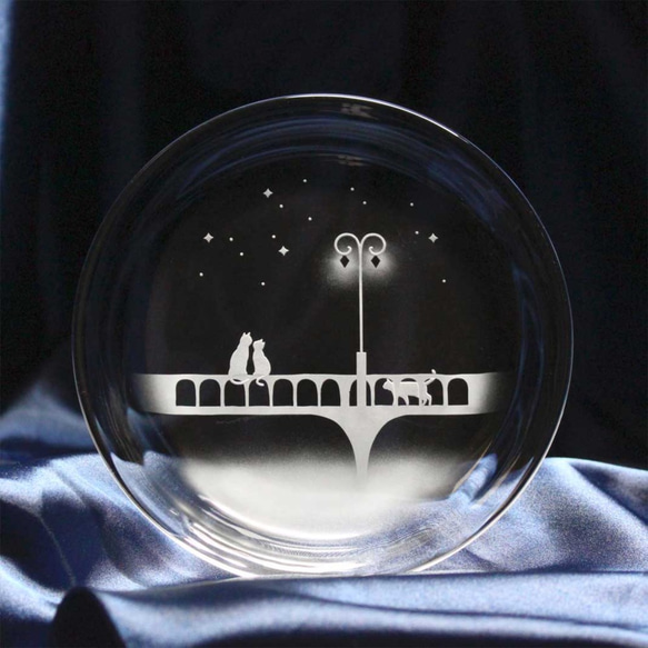 【橋を照らす街灯の下で】猫モチーフのガラス小皿　★名入れ加工対応品（有料） 1枚目の画像