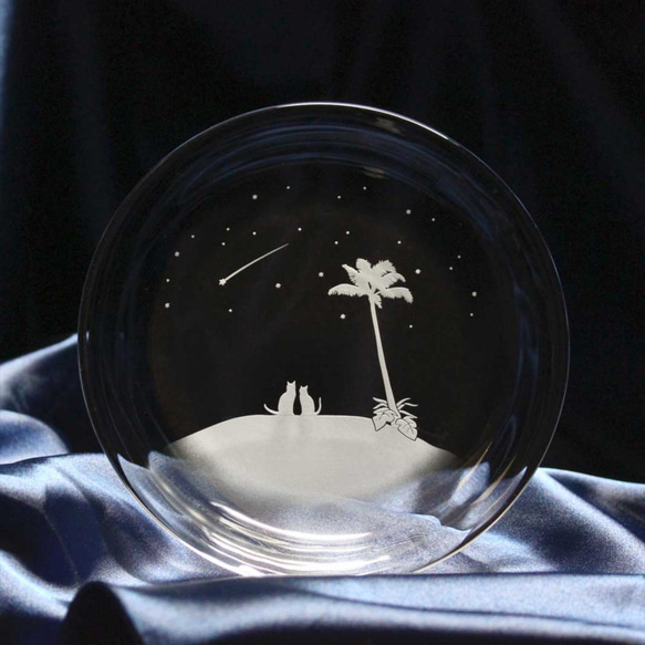 【南の島の流れ星】猫モチーフのガラス小皿　★名入れ加工対応品（有料） 1枚目の画像