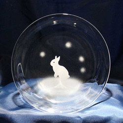 【雪のうさぎたち 立ち姿】うさぎモチーフのガラス小皿 ★名入れ加工対応品（有料） 1枚目の画像