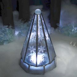【大人のクリスマスツリー／雪と氷の世界】（Ｌサイズ）ステンドグラス･ランプ,LEDライト付　★送料無料 1枚目の画像