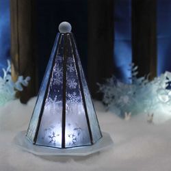 【大人のクリスマスツリー／雪と氷の世界】（Ｍサイズ）ステンドグラス･ランプ,LEDライト付　★送料無料 1枚目の画像