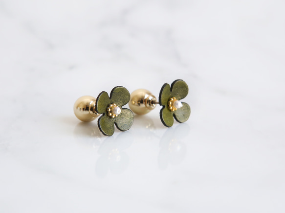 【選べるキャッチ】革花プチ ピアス/イヤリング  olive 1枚目の画像