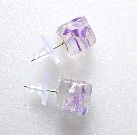 淡い青紫の破片の入ったレジンのスクエアピアス（両耳） 5枚目の画像