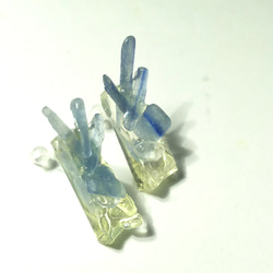 原石みたいなカイヤナイトのクラスターピアス （両耳） 5枚目の画像