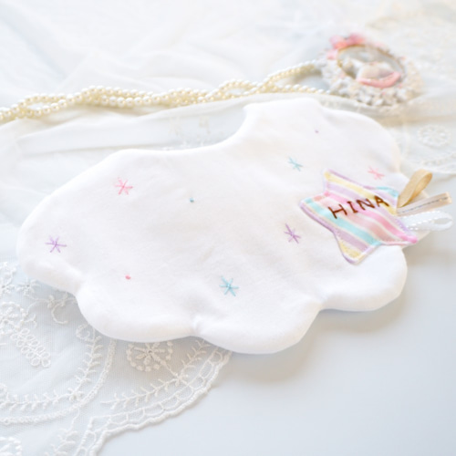 特集掲載＊キラキラ雲と流れ星のスタイ♡名入れ・お名前刺繍♡出産祝い
