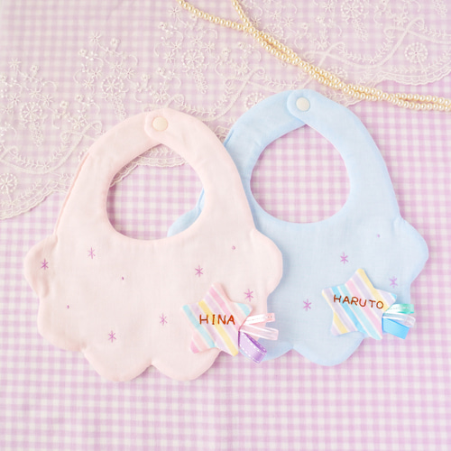 【名入れオーダー】星空と流れ星のきらきら刺繍スタイ 特集掲載＊キラキラ雲と流れ星のスタイ♡名入れ・お名前刺繍