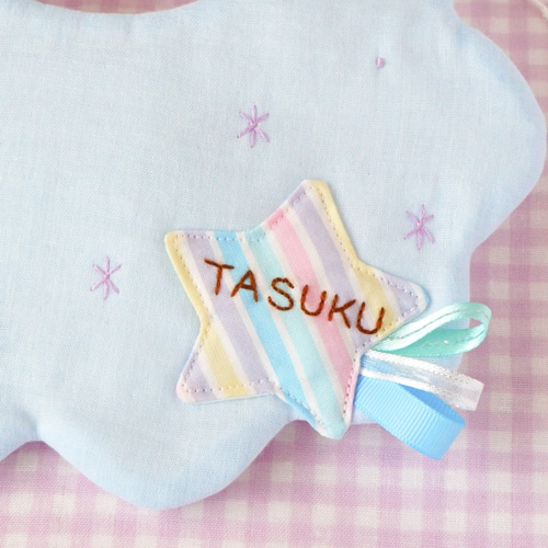 【名入れオーダー】星空と流れ星のきらきら刺繍スタイ 名入れオーダー】星空と流れ星のきらきら刺繍スタイ ベビー・キッズ