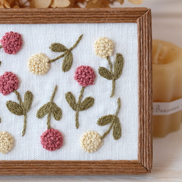 刺繍 ミニ ファブリックパネル 立て掛け＜黄色と赤のぽんぽんお花＞ 2枚目の画像