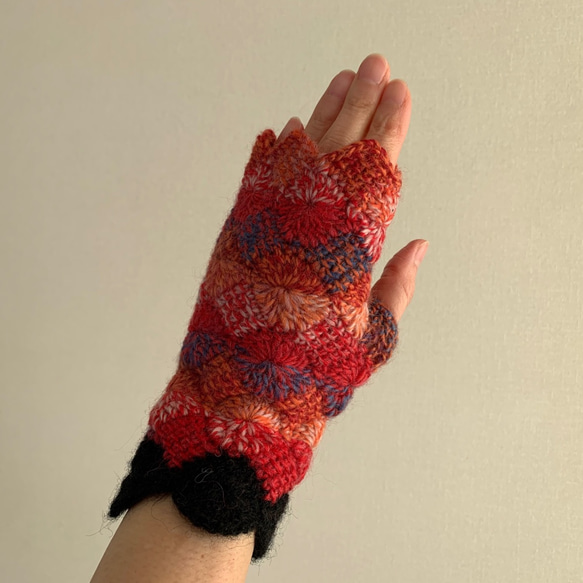 手編みニット手袋　指なし　ハンドウォーマー　アームウォーマー レッドMIX3　フチBK　スカラップ 2枚目の画像